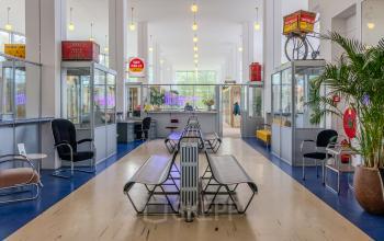 Lichte kantoorpand met klassieke banken en vintage decoratie aan Van Nelleweg 1 in Rotterdam Delfshaven, zonder mensen. Ideale ruimte voor kantoorruimte huren met een retro-touch.