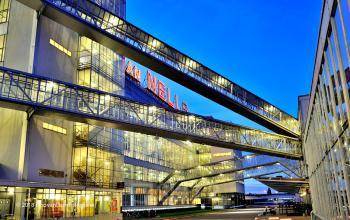 Buitenzijde van het kantoorpand aan Van Nelleweg 1, Rotterdam Delfshaven met opvallende architectuur en grote ramen. Het gebouw is geschikt voor kantoorruimte huren.