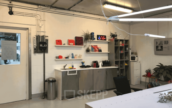 Kantoorruimte huren op Van Helmontstraat 17-23 in Rotterdam Delfshaven met een strakke keukenhoek en uitnodigend interieur. Het kantoorpand biedt een moderne setting voor diverse activiteiten.