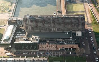 Luchtfoto van een kantoorpand aan de Lloydstraat 5 in Rotterdam Delfshaven met uitzicht op de omgeving en de rivier. Ideaal voor wie kantoorruimte wil huren in een dynamische omgeving.