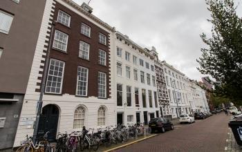 Kantoorgebouw met uitzicht op de grachten