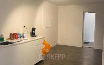 Interieur van een kantoorpand op Haringvliet 76, Rotterdam, met houten vloer en witte kast. Het kantoorpand biedt mogelijkheden voor kantoorruimte huren.