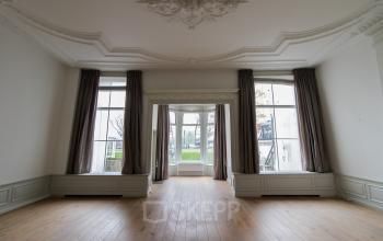 Kantoorpand met monumentale details in Rotterdam