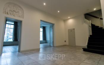 Ontdek kantoorpand aan Haringvliet 92, Rotterdam; ruime entree met lichtinval, ideaal voor kantoorruimte huren in een zakelijke omgeving.