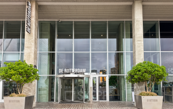 Vooraanzicht van kantoorpand De Rotterdam aan de Wilhelminakade 173 in Rotterdam Kop van Zuid, ideale locatie voor kantoorruimte huren.