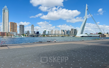 Uitzicht op de skyline van Rotterdam met de Erasmusbrug vanaf Wilhelminakade 173, ideaal voor kantoorruimte huren op Kop van Zuid.