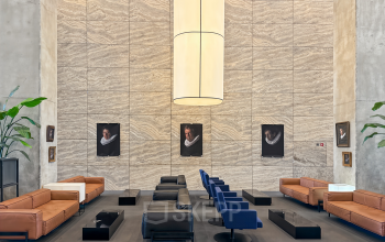 Moderne kantoorruimte op Wilhelminakade 173, Rotterdam Kop van Zuid, met stijlvolle zithoek en indrukwekkende wandkunst. Ideaal voor huur als lobby of lounge in een kantoorpand.