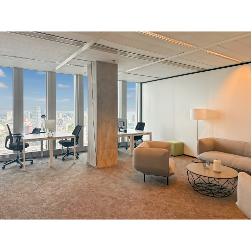 Kantoorruimte te huur op Wilhelminakade 173, Rotterdam Kop van Zuid met uitzicht op de stad, ingericht met bureaus, stoelen en zitgedeelte.