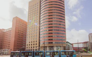 Het kantoorpand op Wilhelminaplein 1-40, gelegen in Rotterdam Kop van Zuid, biedt een imposante gevel met een moderne uitstraling. Ideaal voor bedrijven die kantoorruimte willen huren in een dynamische omgeving.
