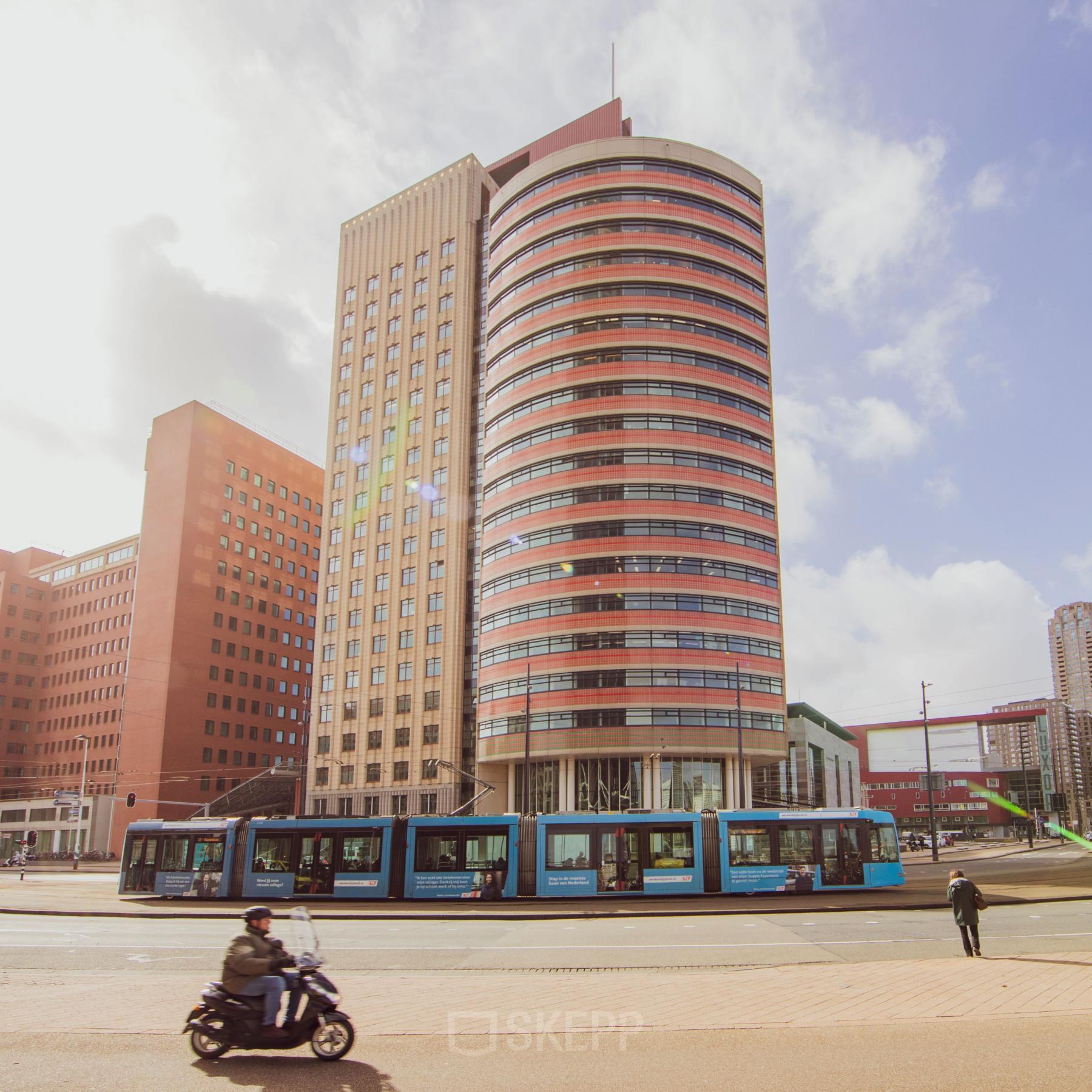 Het kantoorpand op Wilhelminaplein 1-40, gelegen in Rotterdam Kop van Zuid, biedt een imposante gevel met een moderne uitstraling. Ideaal voor bedrijven die kantoorruimte willen huren in een dynamische omgeving.