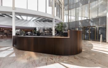 Moderne ontvangstbalie in kantoorpand aan de Fascinatio Boulevard 216 in Rotterdam Kralingen met ruime, lichte lobby.