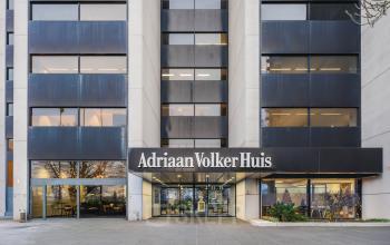 Exterieur van een modern kantoorpand aan de Oostmaaslaan 71 in Rotterdam Kralingen, met grote ramen en een uitnodigende entree voor kantoorruimte huren.