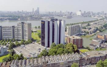 Luchtfoto van kantooromgeving bij Oostmaaslaan 71 in Rotterdam Kralingen, met uitzicht op de skyline en nabijgelegen water.