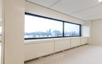 Kantoorruimte op Oostmaaslaan 71 in Rotterdam Kralingen met uitzicht op de skyline. Ideale plek voor wie een kantoorruimte huren wil met veel lichtinval en inspirerend uitzicht.
