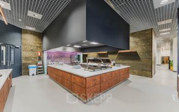 Moderne kantoorruimte op Oostmaaslaan 71 in Rotterdam Kralingen met functionele en stijlvolle inrichting voor huur, inclusief keukenfaciliteiten en moderne afwerking.