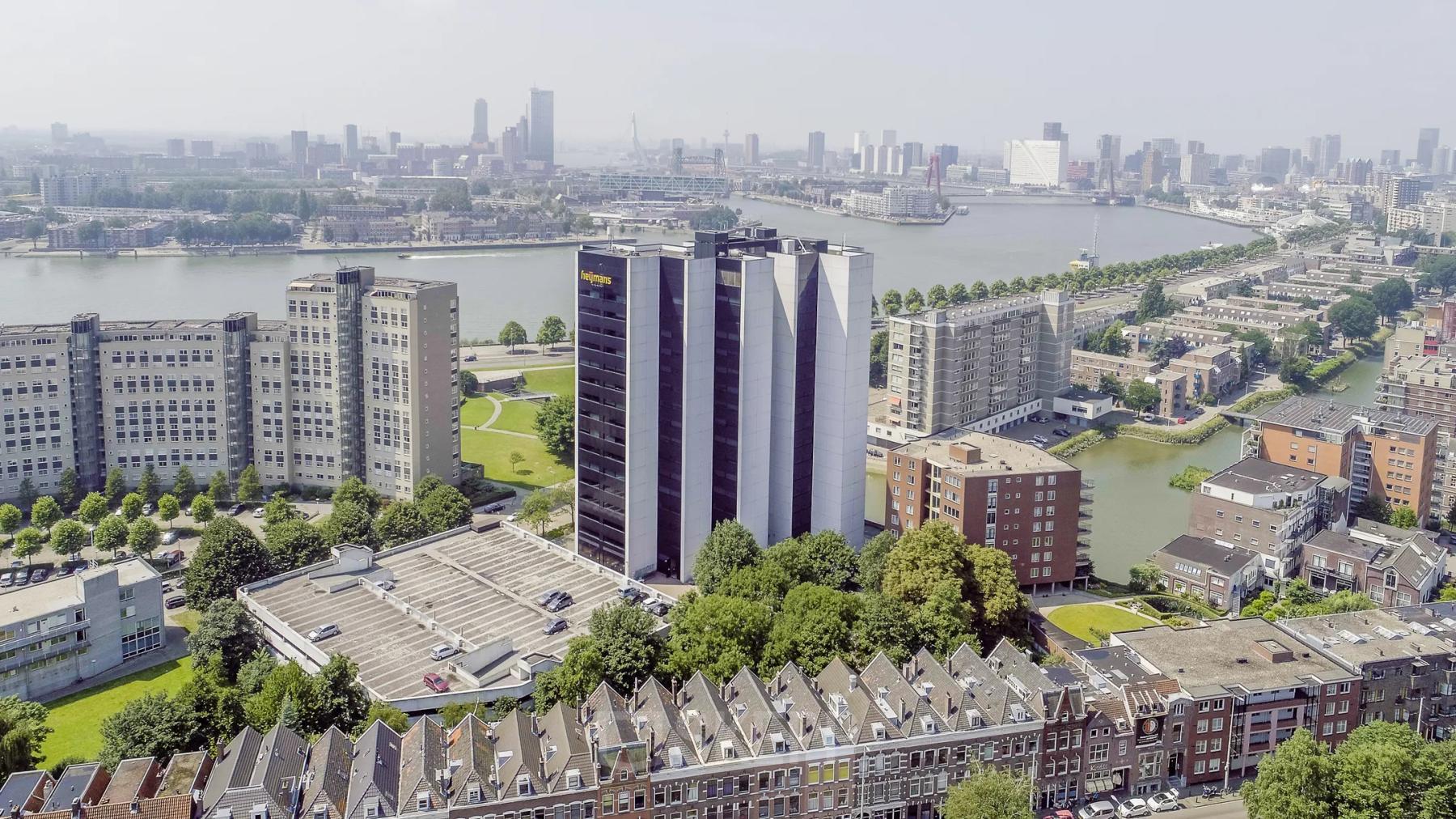 Luchtfoto van kantooromgeving bij Oostmaaslaan 71 in Rotterdam Kralingen, met uitzicht op de skyline en nabijgelegen water.