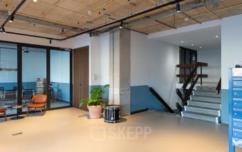 Moderne kantoorruimte huren op Linker Rottekade 292, Rotterdam Noord, met industriële uitstraling, strakke muren en veel lichtinval. Perfect voor creatieve bedrijvigheid met een uitnodigende sfeer. Ideaal voor flexibel werk en vergaderingen.