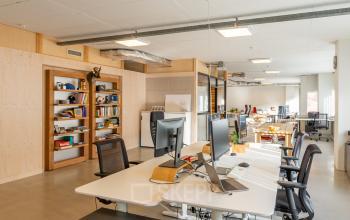 De kantoorruimte op Linker Rottekade 292 in Rotterdam Noord heeft moderne werkplekken met veel lichtinval en praktische bureaustoelen, ideaal voor wie kantoorruimte wil huren. De ruimte is open en goed ingericht.