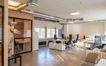 Kantoorruimte huren op Linker Rottekade 292, Rotterdam Noord, met moderne inrichting en werkplekken, inclusief bureaus en stoelen. Perfect voor zakelijke bijeenkomsten en dagelijks gebruik.