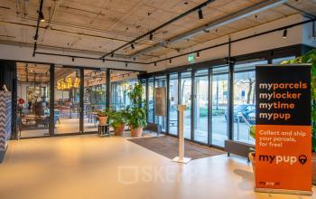 Open en moderne kantoorruimte huren aan de Linker Rottekade 292 in Rotterdam Noord, met grote ramen en strak interieur. Groene planten voegen een frisse touch toe aan het kantoorpand.