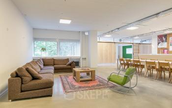 Kantoorruimte huren in Rotterdam Noord aan de Linker Rottekade 292 met een moderne, open indeling. Voorzien van comfortabele zitplekken en ruime tafels, ideaal voor vergaderingen en creatieve samenwerking.