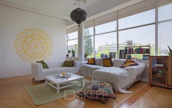 Kantoren in Vijverhofstraat 47, Rotterdam Noord met comfortabele zithoek en grote ramen voor veel natuurlijk licht.