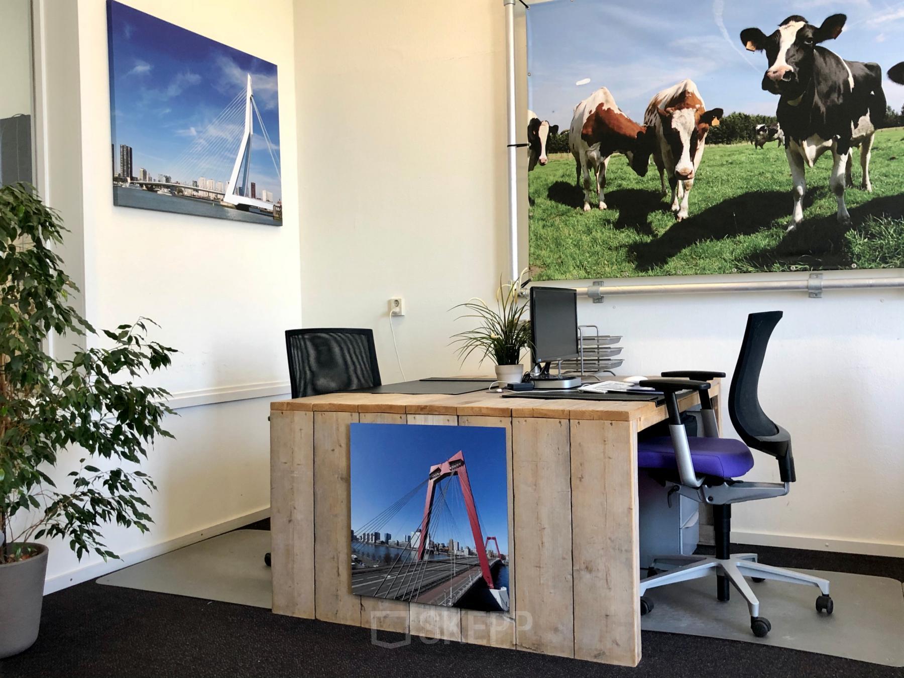 Modern ingerichte kantoorruimte op Van der Takstraat 8 in Rotterdam Noordereiland met bureau en comfortabele stoelen.