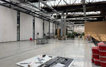 Ruime open kantoorruimte op Scheepsbouwweg 29 in Rotterdam Waalhaven met hoge plafonds en veel natuurlijke lichtinval, geschikt voor creatieve werkplekken. Ideaal voor kantoorruimte huren.