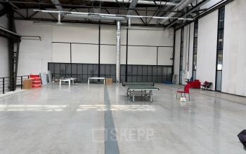Ruime kantoorpand op Scheepsbouwweg 29 in Rotterdam, Waalhaven met veel open ruimte en hoge plafonds. Perfect voor bedrijven die kantoorruimte willen huren. Enkele meubels zoals stoelen en een tafel aanwezig.