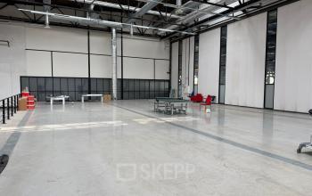 Ruime kantoorpand op Scheepsbouwweg 29, Rotterdam Waalhaven met hoge plafonds en enkele meubels, geschikt voor kantoorruimte huren.