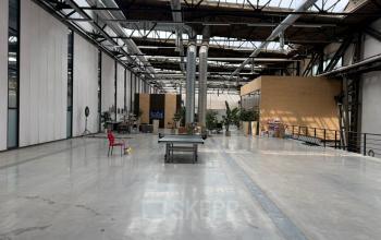 Ruime kantoorpand te huren op Scheepsbouwweg 29, Rotterdam Waalhaven met een open vloerplan en moderne faciliteiten.