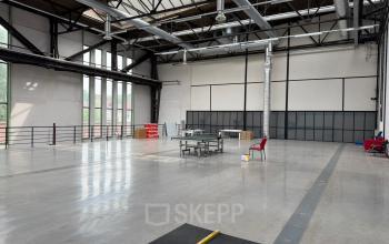 Ruime kantoorpand op Scheepsbouwweg 29, Rotterdam Waalhaven, met hoge plafonds en industrieel ontwerp. Ideaal voor het huren van kantoorruimte met veel lichtinval en een flexibele indeling.