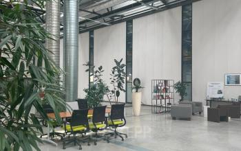 Ruime kantoorruimte op Scheepsbouwweg 29 in Rotterdam Waalhaven met industriële uitstraling, ingericht met planten, zitgedeelte en vergaderruimte. Perfect voor kantoorruimte huren in een inspirerende omgeving.