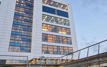 Modern kantoorpand aan Waalhaven Zuidzijde 21 in Rotterdam, met grote ramen en ruime parkeerfaciliteiten. Ideaal voor bedrijven die kantoorruimte willen huren in het dynamische Rotterdam Waalhaven gebied.