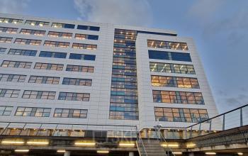 Modern kantoorpand met glazen gevel aan de Waalhaven Zuidzijde 21, ideaal voor kantoorruimte huren in Rotterdam Waalhaven.