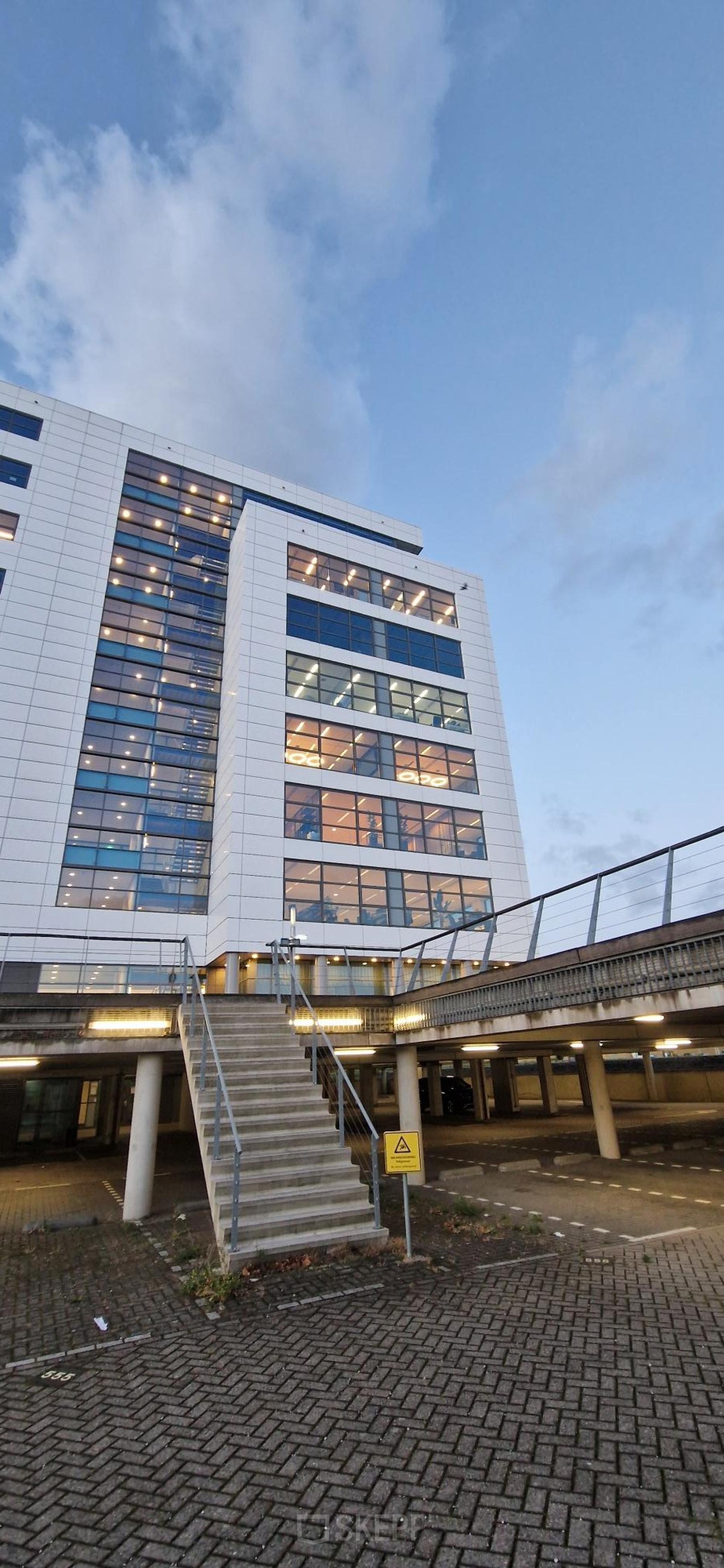 Modern kantoorpand aan Waalhaven Zuidzijde 21 in Rotterdam, met grote ramen en ruime parkeerfaciliteiten. Ideaal voor bedrijven die kantoorruimte willen huren in het dynamische Rotterdam Waalhaven gebied.