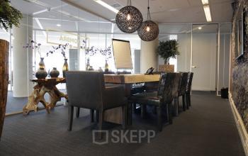 tafel stoelen lamp kantoorkamer werkplek