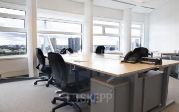 tafels bureau kastjes stoelen