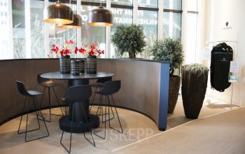 tafel stoelen bloemen lounge sociaalhart
