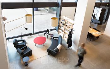 kantoorruimte huren rotterdam hofplein werkplek tafel stoel lounge