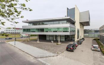 units huren aan Rotterdam Vareseweg met parkeerruimte