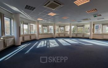 Kantoorruimte met blauwe vloerbedekking