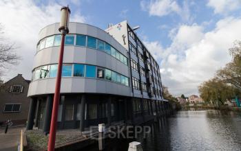 Het kantoorgebouw aan het water