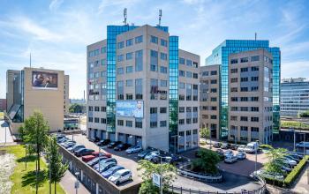 Exterieur van het kantoorpand aan Overschieseweg 304-332, Schiedam, met meerdere moderne gebouwen en parkeerplaatsen. Ideaal voor kantoorruimte huren.