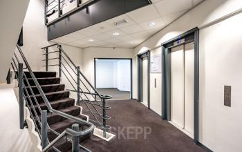 Interieur van kantoorpand op Overschieseweg 304-332 in Schiedam met trappen en liften zichtbaar. Strakke, professionele uitstraling, ideaal voor kantoorruimte huren.