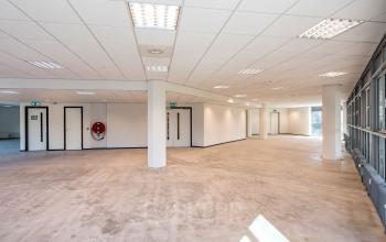 Lichte, open kantoorpand op Overschieseweg 304-332, Schiedam met grote ramen en systeemplafonds. Ideaal voor kantoorruimte huren. Ruimte is leeg en biedt veel potentieel voor inrichting naar wens.