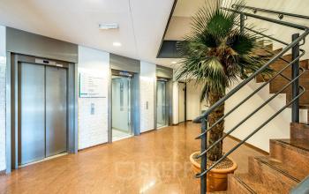 Kantoorpand aan de Overschieseweg 304-332 in Schiedam met moderne liften en stijlvolle marmeren vloer, ideaal voor het huren van kantoorruimte.