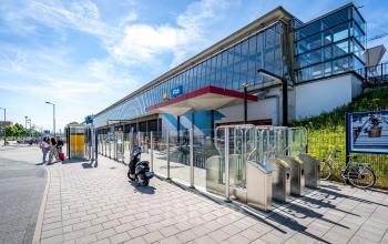 Vooraanzicht van het modern kantoorpand gelegen op Overschieseweg 304-332, Schiedam. Geen mensen zichtbaar. Ruime glazen entree en buitenparkeren beschikbaar. Ideaal voor bedrijven die kantoorruimte willen huren.