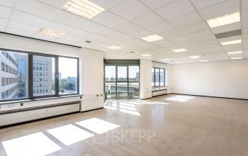 Leeg kantoorpand aan de Overschieseweg 304-332 in Schiedam met grote ramen die veel natuurlijk licht binnenlaten, ideaal voor wie kantoorruimte wil huren met open werkopties.