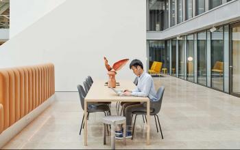 Werken in groot kantoorgebouw